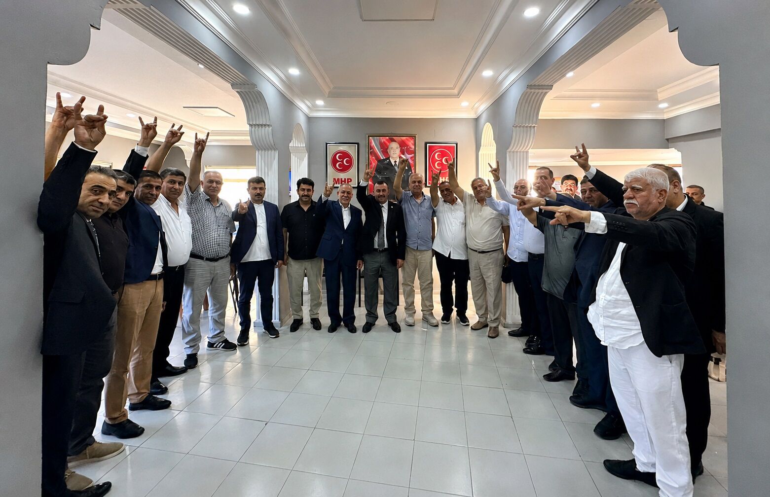 Şanlıurfa MHP İl Başkanı Osman Mutlu, Geçmiş Dönem Ülkü Ocakları Başkanlarıyla Buluştu