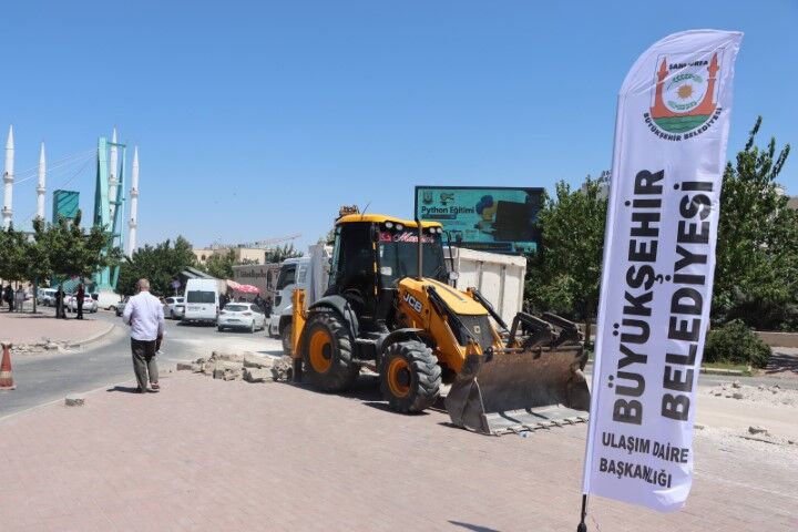 Büyükşehi̇r'i̇n Dev Ulaşim Projesi̇nde İlk Kazma Vuruldu (4) (Küçük)