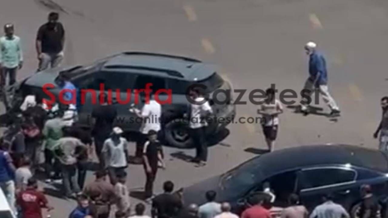Şanlıurfa'da Kontrolden Çıkan Otomobil Refüjde Asılı Kaldı