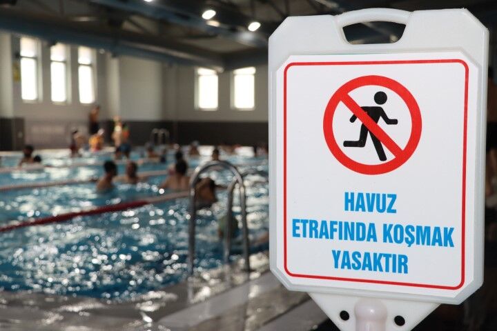 Karaköprü'de Yüzme Havuzuna Vatandaşlardan Büyük İlgi