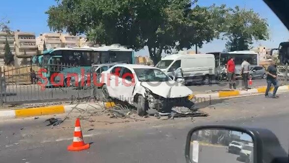 Şanlıurfa'da Otomobil Refüje Çarptı: Sürücü Yaralandı