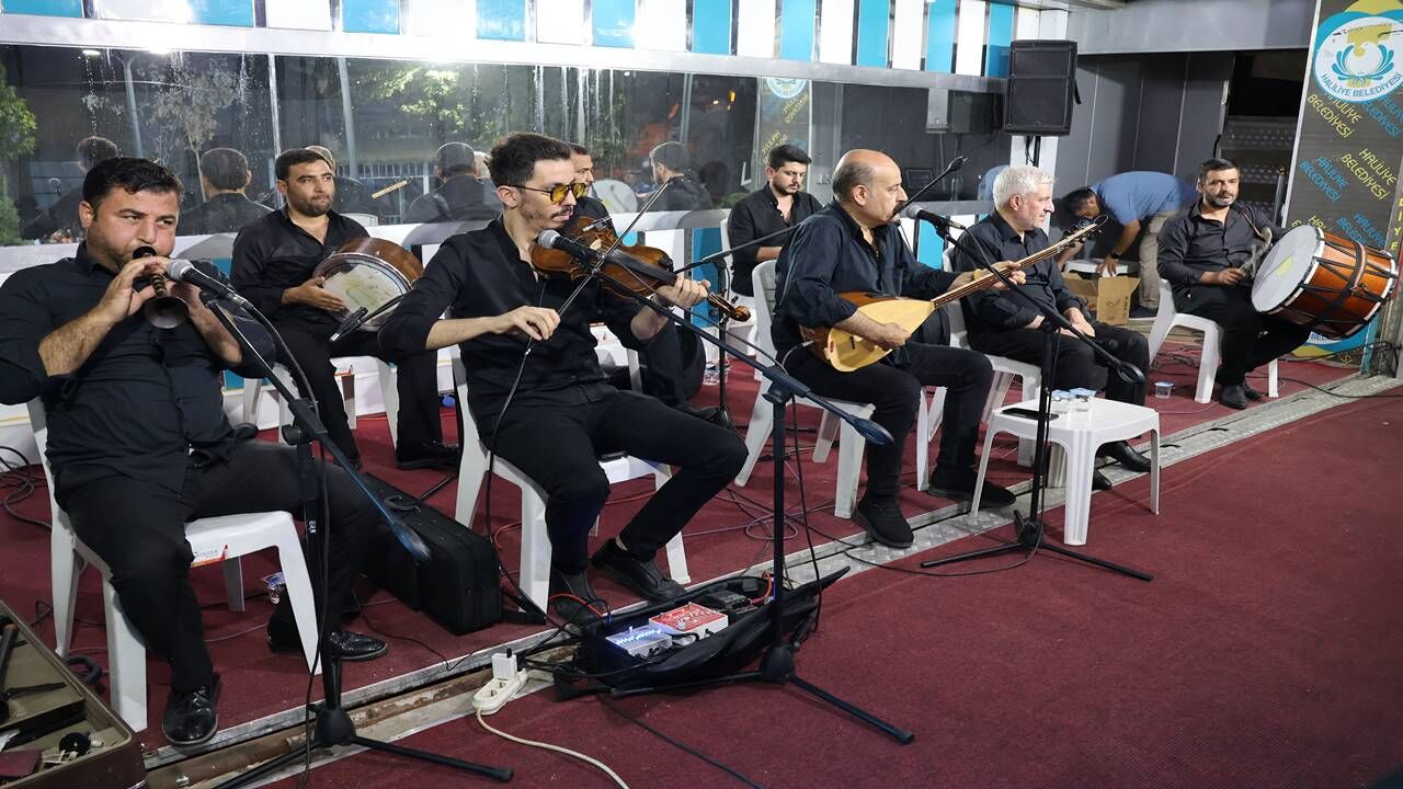 Haliliye'de Yaz Akşamı Böyle Geçti! Mahalle Meydanı Dolup Taştı