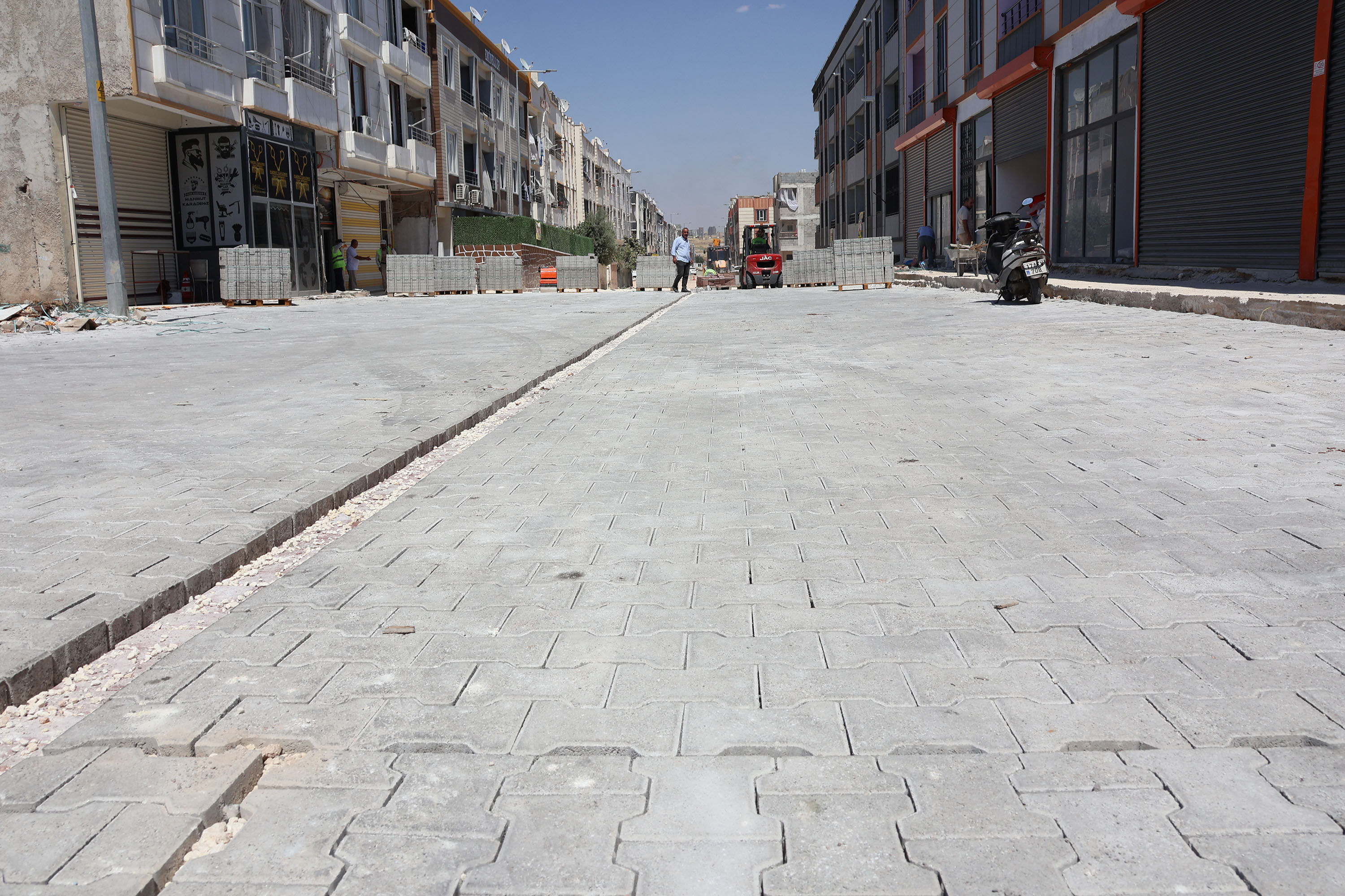 Toz ve Çamura Son! Haliliye'de Mahalle Yolları Baştan Yapılıyor