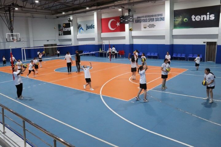 Kiz Çocuklarindan Voleybol Kursuna Yoğun İlgi̇ (1) (Küçük) (1)