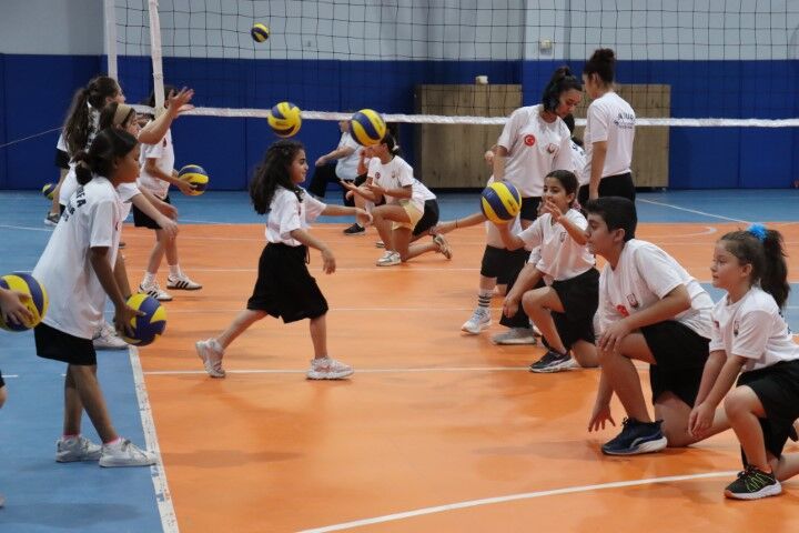 Kiz Çocuklarindan Voleybol Kursuna Yoğun İlgi̇ (10) (Küçük) (1)