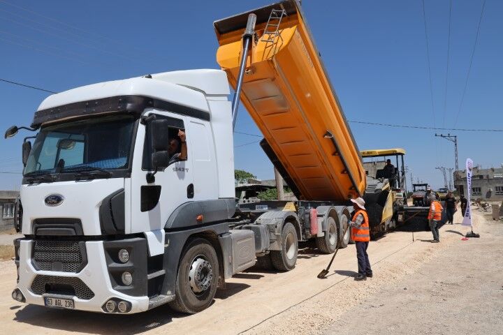 Şanlıurfa Büyükşehir Belediyesi Hilvan'da asfalt çalışmalarını hızlandırdı