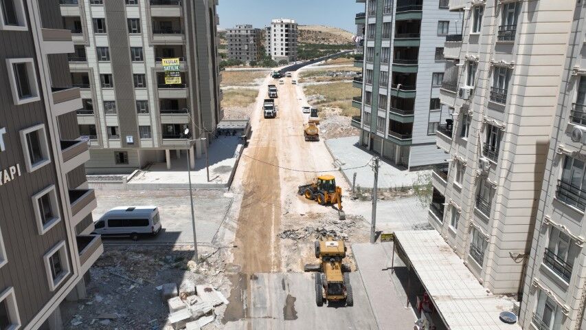 Şanlıurfa Büyükşehir Belediyesi'nden Karaköprü'de Sıcak Asfalt Çalışması