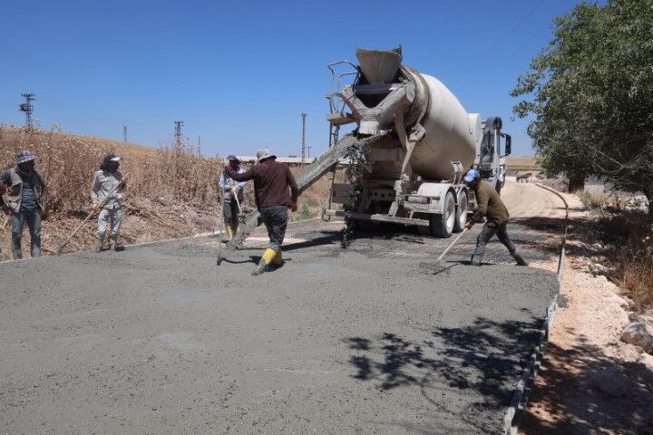 Şanlıurfa'da kırsal yollar betonla buluşuyor