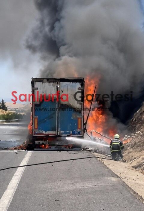 Şanlıurfa'da Seyir Halindeki TIR Alev Alev Yandı!
