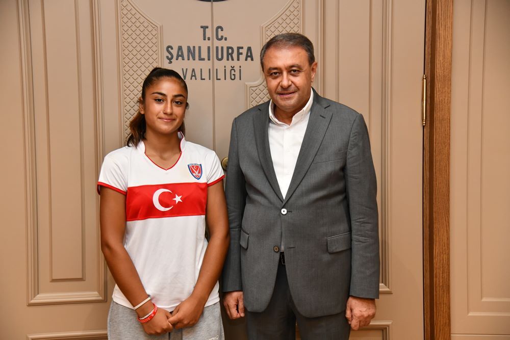 Şanlıurfa Valisi Şıldak’tan ‘Gol Kraliçesi’ Sezer’e tebrik