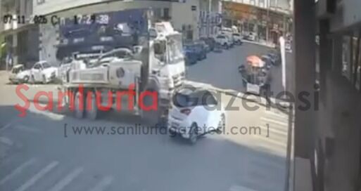 Hafriyat kamyonu otomobili biçti, Şanlıurfa'da feci kaza!