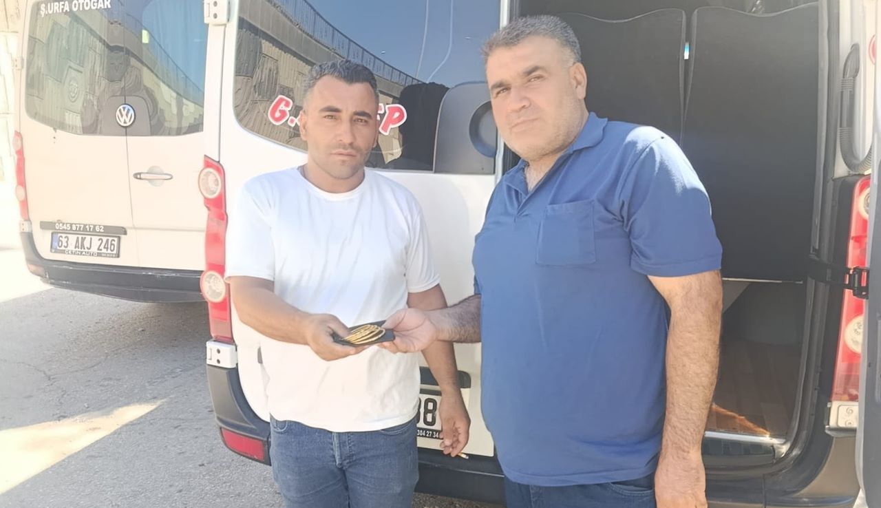 Şanlıurfa'da örnek davranış: Dolmuşta bulduğu 800 Bin TL'lik altınları sahibine teslim etti