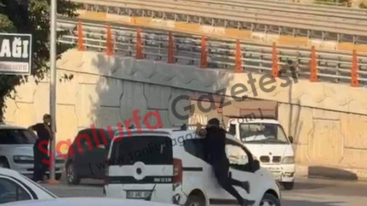 Şanlıurfa’da Kardeş Kavgası Faciaya Dönüyordu! Hareket Eden Aracın Üzerine Asıldı