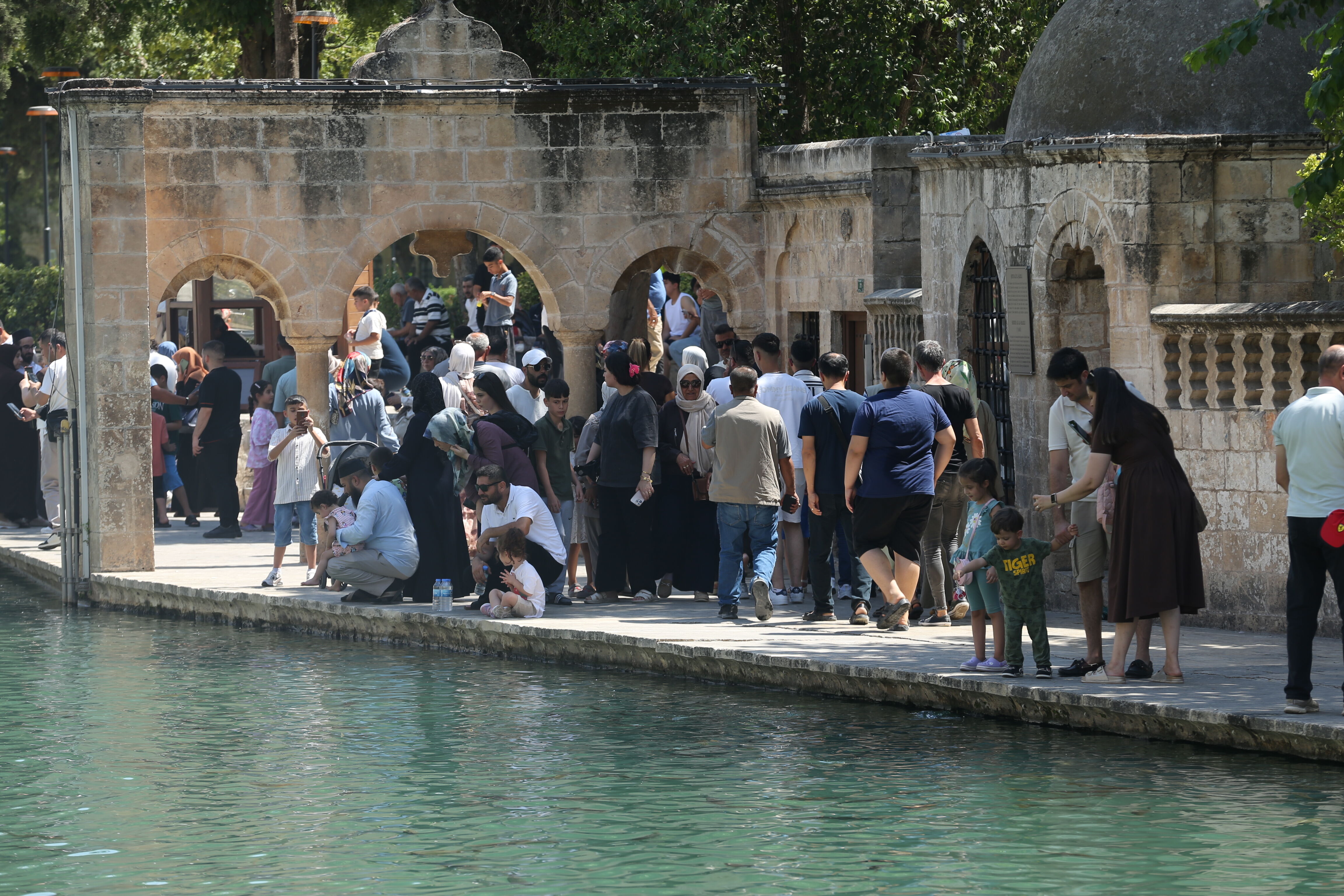 Dünyanın en büyük doğal akvaryumu Balıklıgöl'e haftasonu turist akını
