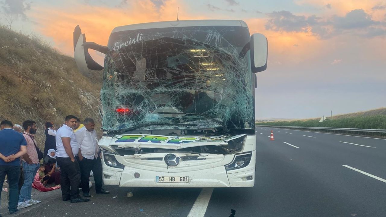 Şanlıurfa'da yolcu otobüsü TIR'a saplandı: Yaralılar var!