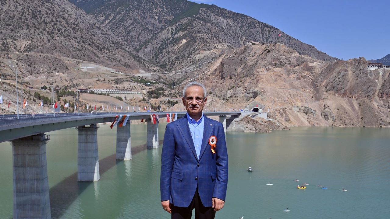 Bakan Uraloğlu, Türkiye'de yapılan köprülerin uzunluğunu "Ankara ile Şanlıurfa kadar" diyerek kıyasladı!