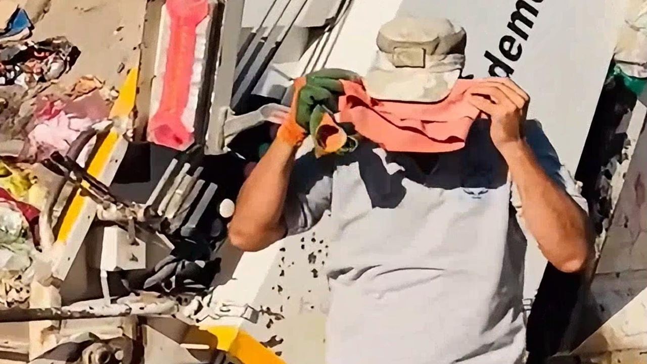 Şanlıurfa'da çöpte bulduğu bayrağı bağrına basan işçi takdir topladı