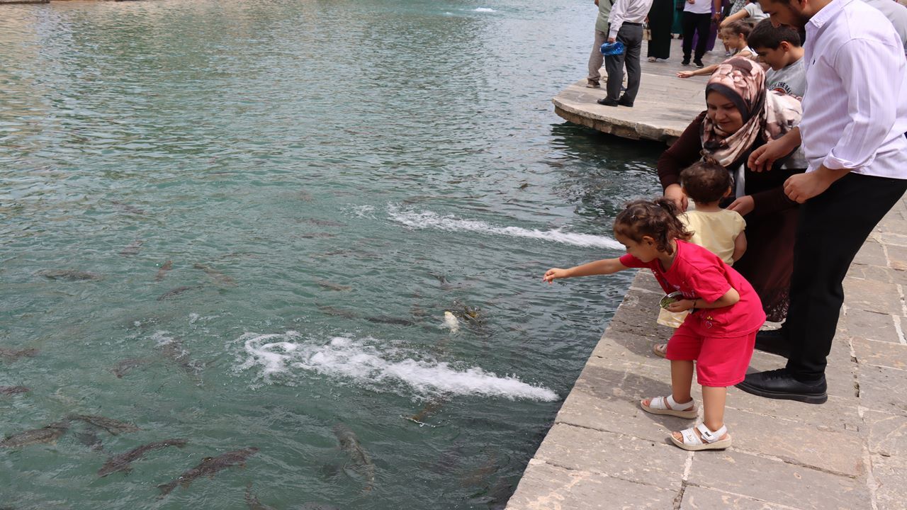 Şanlıurfa'da ziyaretçi yoğunluğu yaşanıyor; Serin havayı fırsat bilenler turistler, turistik alanlara akın etti