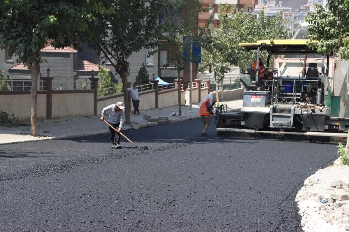 Deforme Olmuştu! Şanlıurfa’da Caddeye Sıcak Asfalt Serildi (2)