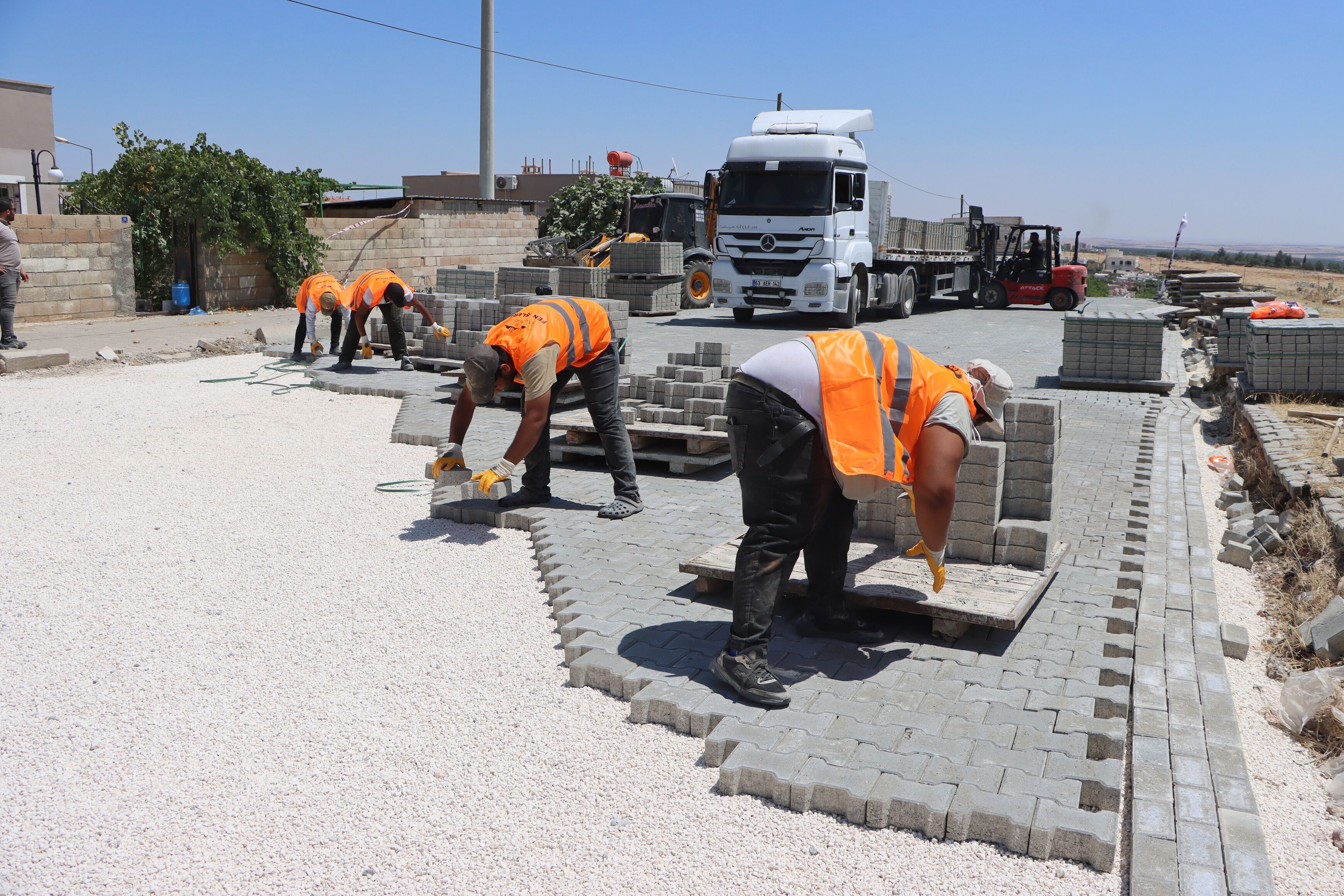 Halfeti̇’de Yollar Ki̇li̇tli̇ Parke Taşlariyla Yeni̇leni̇yor (6)