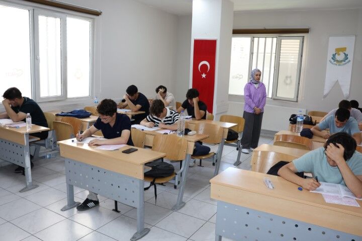 Haliliye’de Emeklerin Karşılığı Alındı: 95 Öğrencinin Üniversite Sevinci