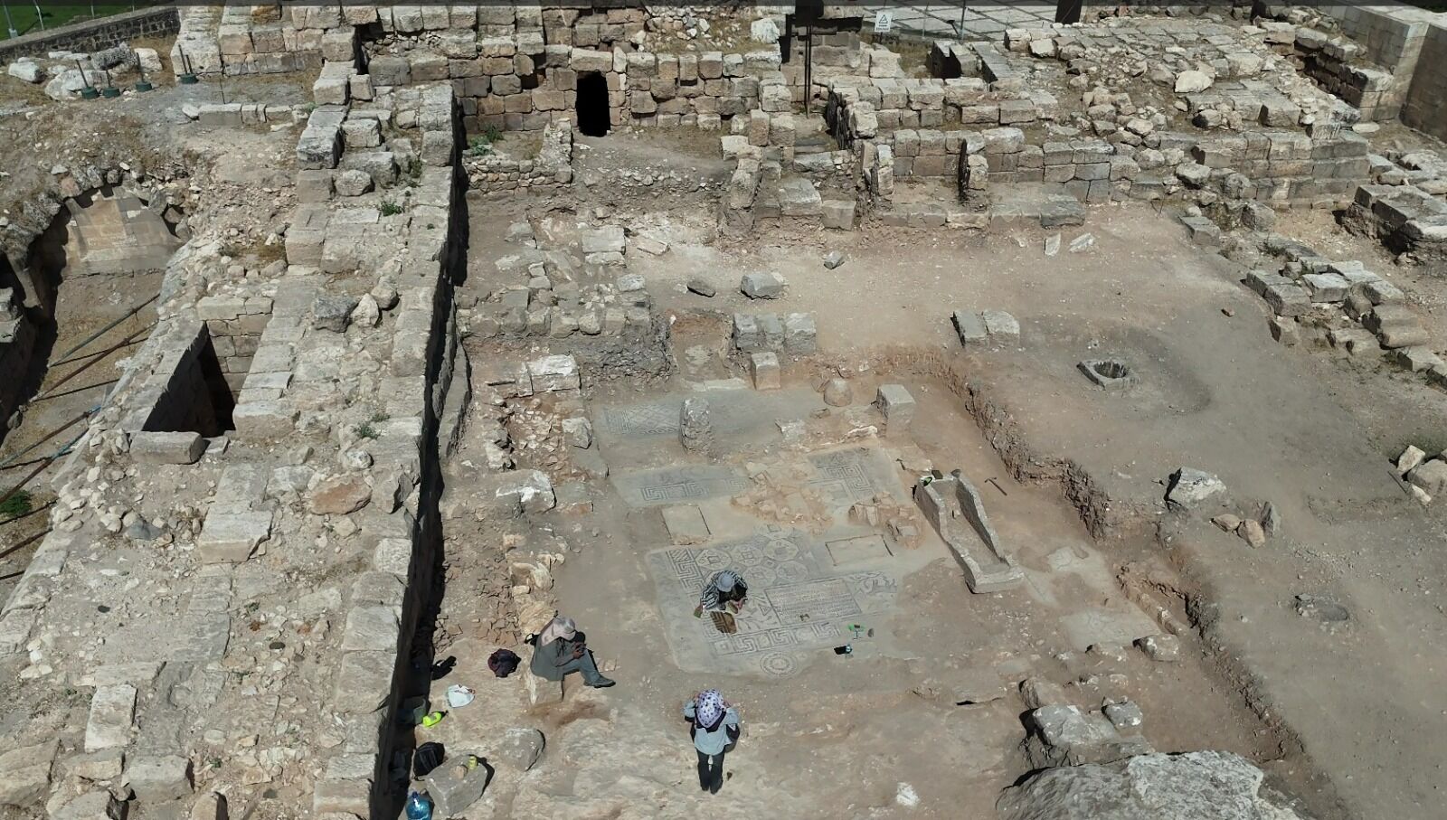 Şanlıurfa Kalesi’nde Yazıtlı Mozaik Gün Yüzüne Çıkarılıyor (2)
