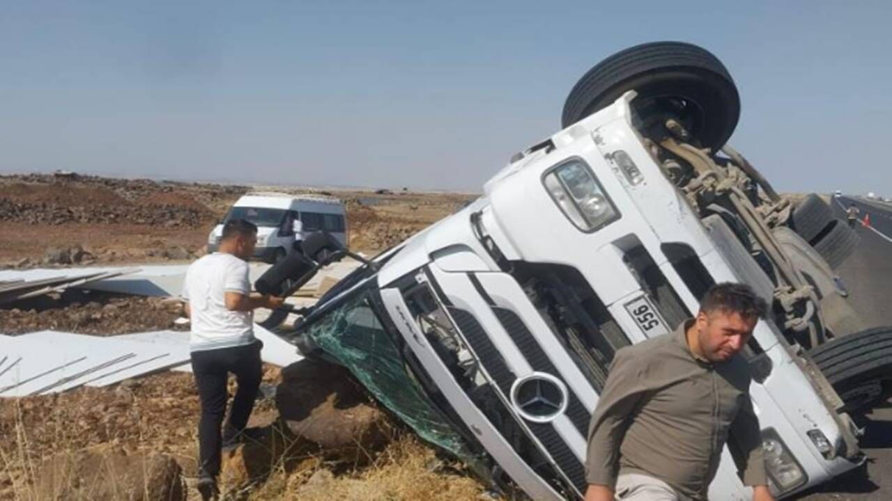 Şanlıurfa'da Mobilya Yüklü Tır Otoyola Devrildi: 1 Yaralı!