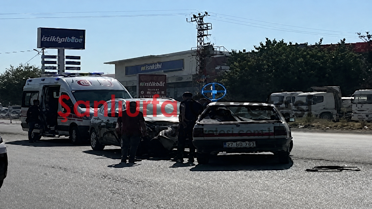 Şanlıurfa'da iki otomobil kafa kafaya çarpıştı: 3 Yaralı!