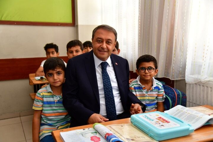 Şanlıurfa Valisi Şıldak, miniklerin yaz coşkusuna ortak oldu: Eğitim, kültür ve sanat bir arada!