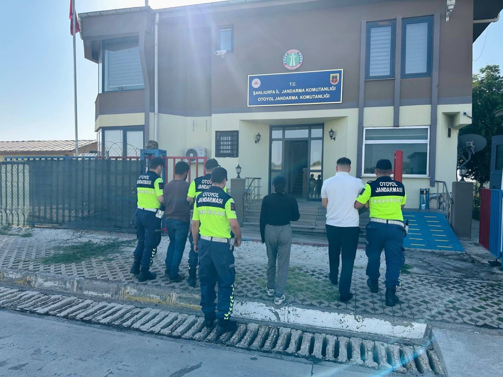 Şanlıurfa'da sahte polis çetesine jandarma darbesi: Altın eşyası ve yüksek miktarda döviz ele geçirildi!
