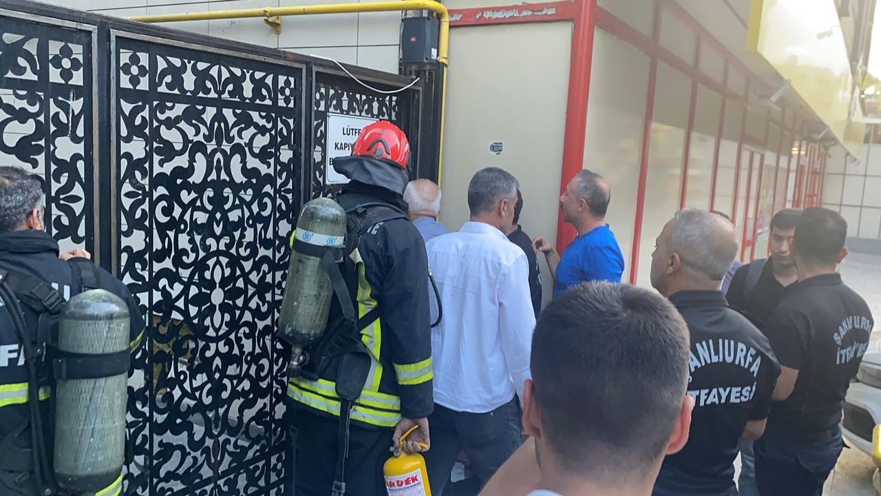 Şanlıurfa'da yangın paniği: Alevler gökyüzüne yükseldi, bina boşaltıldı!