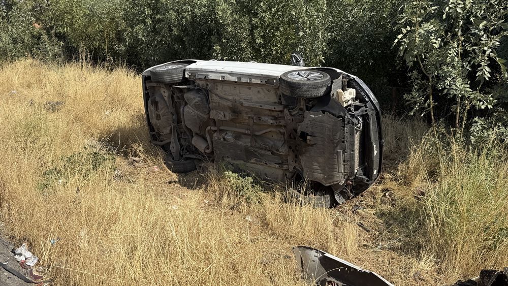 Şanlıurfa yolunda kaza: Takla atarak durabildi, yaralı var!
