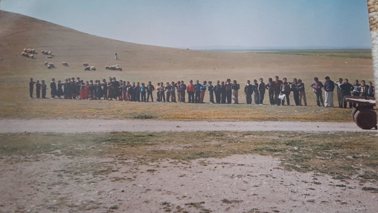 Şanlıurfa’da 40 Yıl Sonra Ortaya Çıkan Görüntü Duygulandırdı! Öğretmen Ve Öğrencileri Yeniden Buluştu