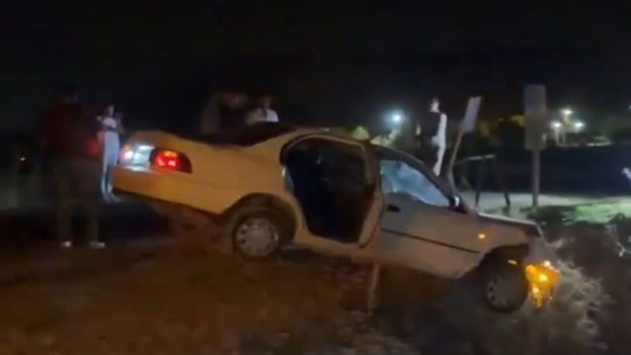 Şanlıurfa’da kontrolden çıkan araç köprüde asılı kaldı!