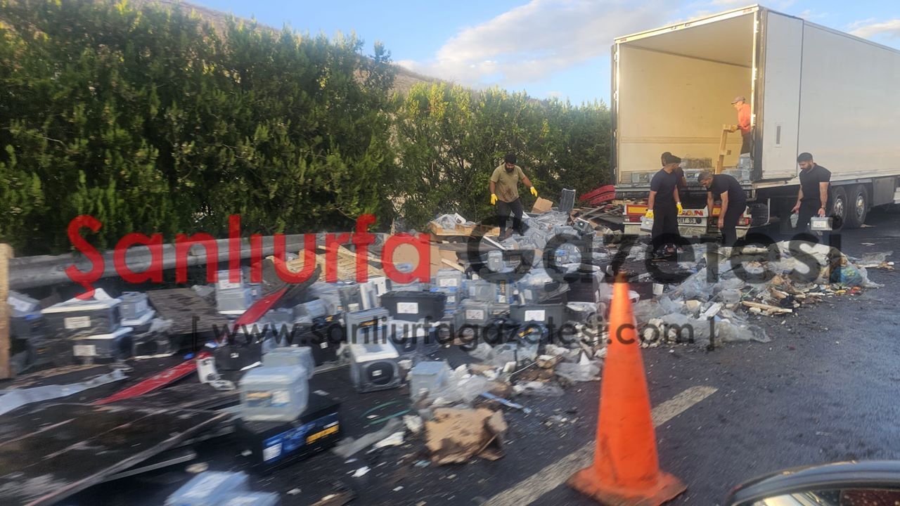 Şanlıurfa-Gaziantep otoyolunda akü yüklü TIR devrildi: 1 Yaralı!