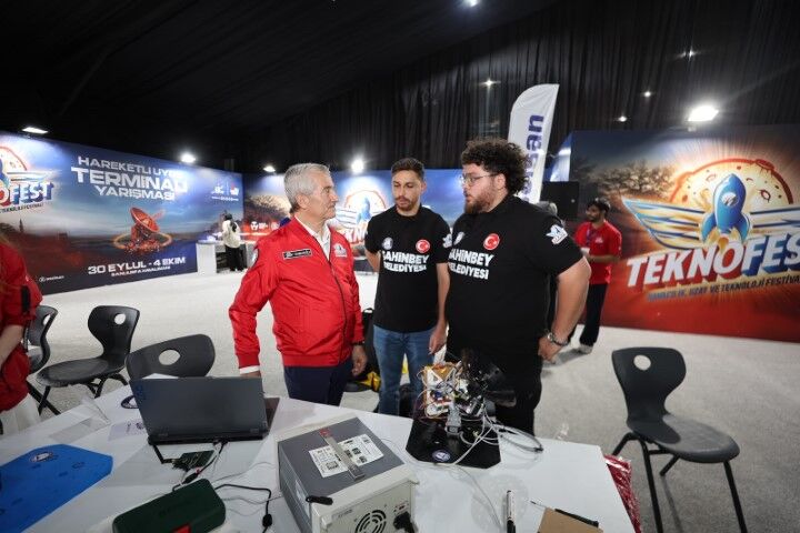 Başkan Tahmazoğlu Şanlıurfa’da Teknofest Takımlarını Ziyaret Etti (4)