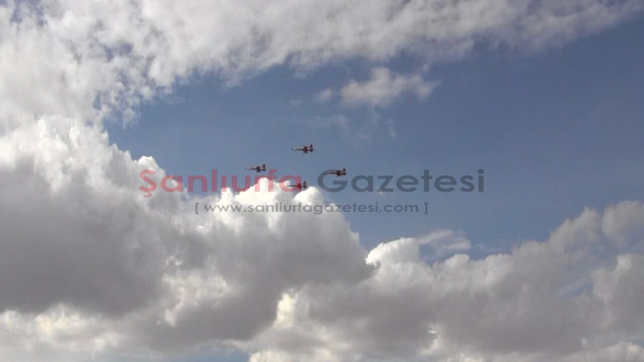 Beklenen An Geldi Solotürk Ve Türk Yıldızları Şanlıurfa Semalarında (1)