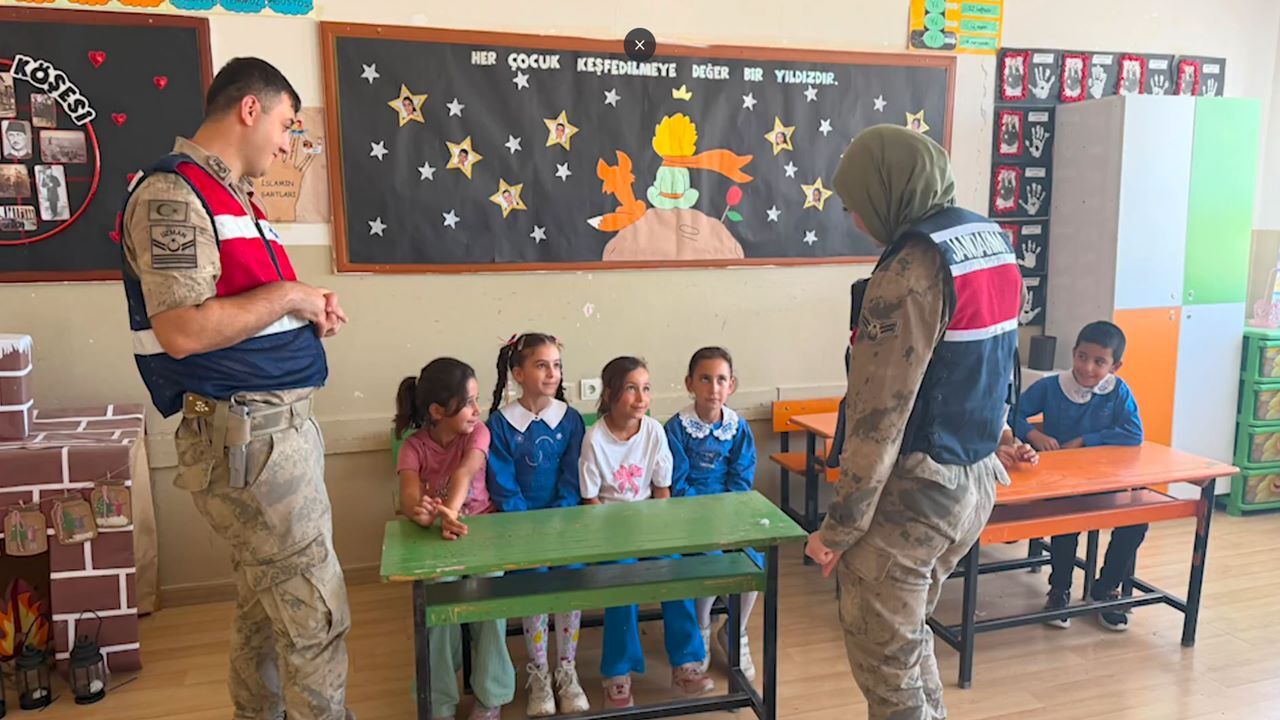 Şanlıurfa jandarma hem sahada hem de okullarda çocukların yanında!