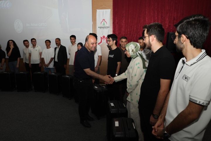 Şanlıurfa’da Üniversiteyi Kazanan Gençlere Anlamlı Destek! Valizler Teslim Edildi