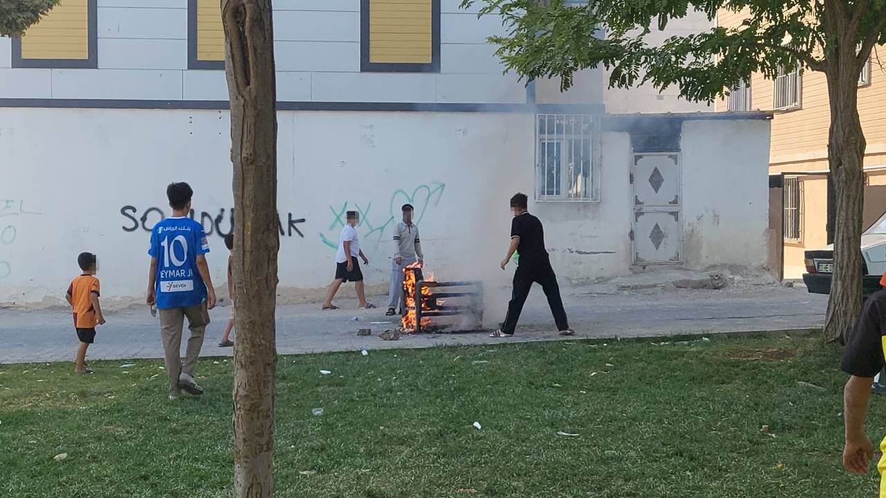 Koltuğu Ateşe Verdiler, Sonra Söndürmek İçin Bakın Ne Yaptılar!
