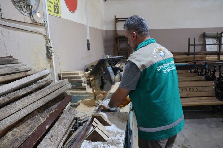 Şanlıurfa’da Dikkat Çeken Uygulama! Banklar Ve Kamelyalar Belediye Atölyesinden Çıkıyor (2)