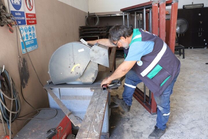 Şanlıurfa’da Dikkat Çeken Uygulama! Banklar Ve Kamelyalar Belediye Atölyesinden Çıkıyor (3)