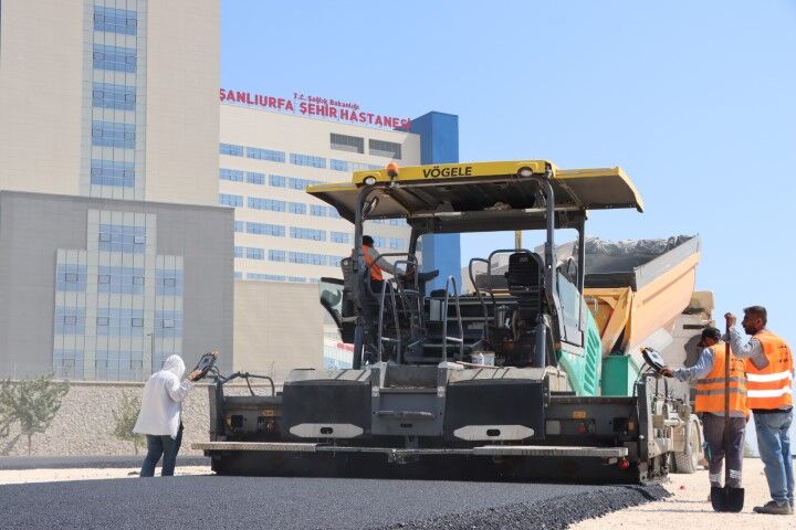 Şanlıurfa’da Şehir Hastanesi İçin Kritik Adım! Asfalt Serimi Başladı (1)