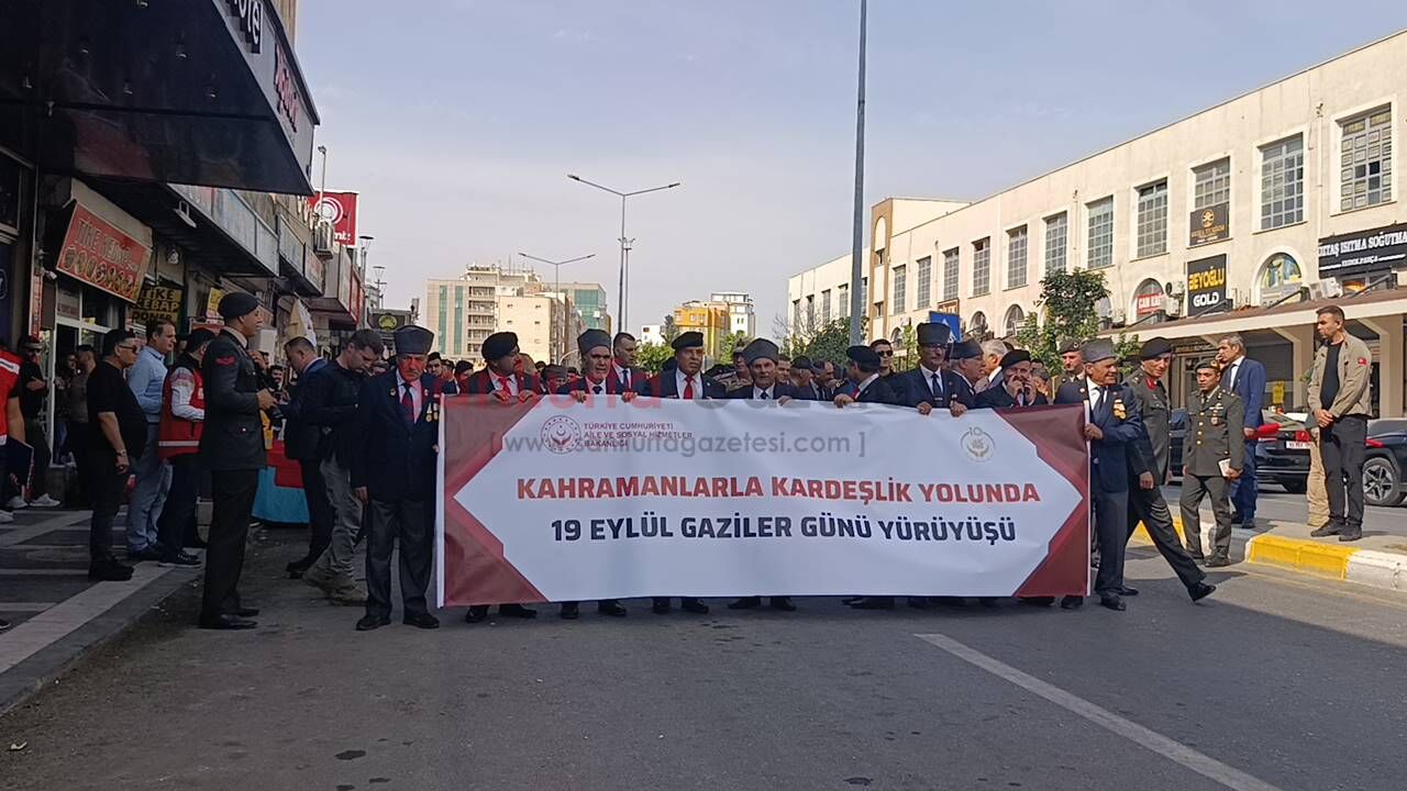 Cumhuriyet Caddesi'nde tarihi anlar: Şanlıurfa kahramanlarla omuz omuz yürüdü!