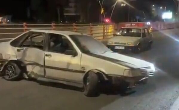 Şanlıurfa'da kontrolden çıkan otomobbil aydınlatma direğine daldı: Yaralı var!