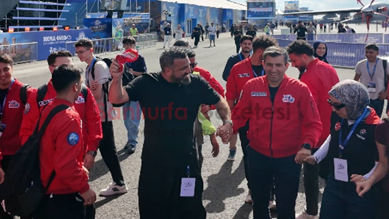 Selçuk Bayraktar Şanlıurfa’da TEKNOFEST türküsü eşliğinde halay çekti