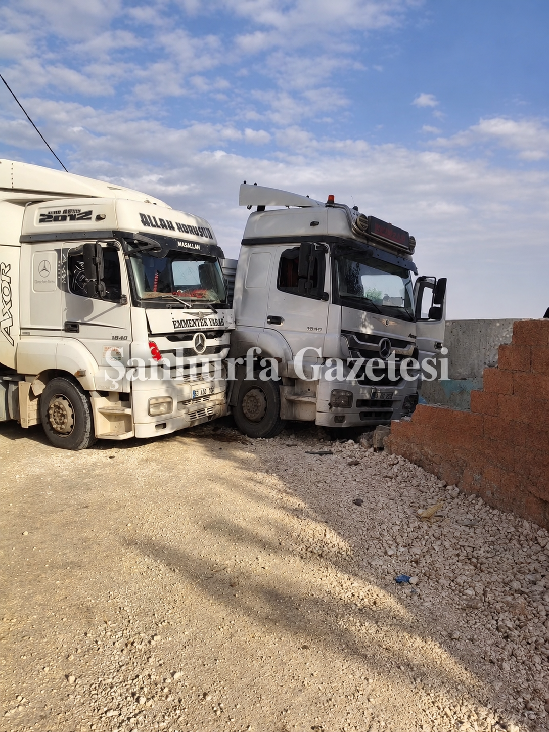 Şanlıurfa Akçakale Yolunda İki Tır Kafa Kafaya Çarpıştı!