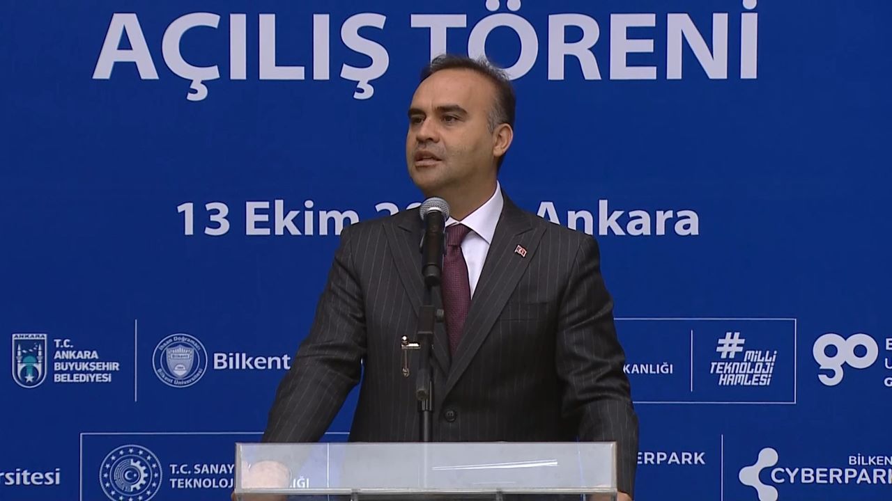 Bakan Kacır Ankara’dan duyurdu: "Şirketini kuran gençlere 1 milyon 350 bin lira sermaye"