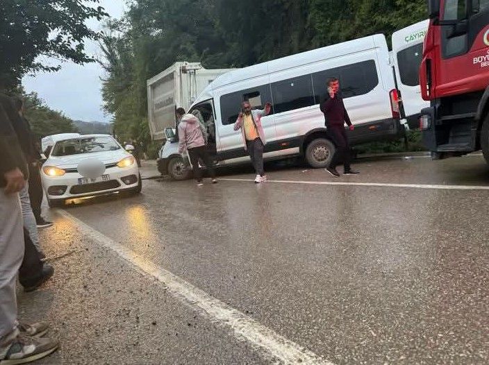 Ordu’da Feci Kaza! Yolcu Minibüsü Kamyona Çarptı: 1 Ölü, 23 Yaralı