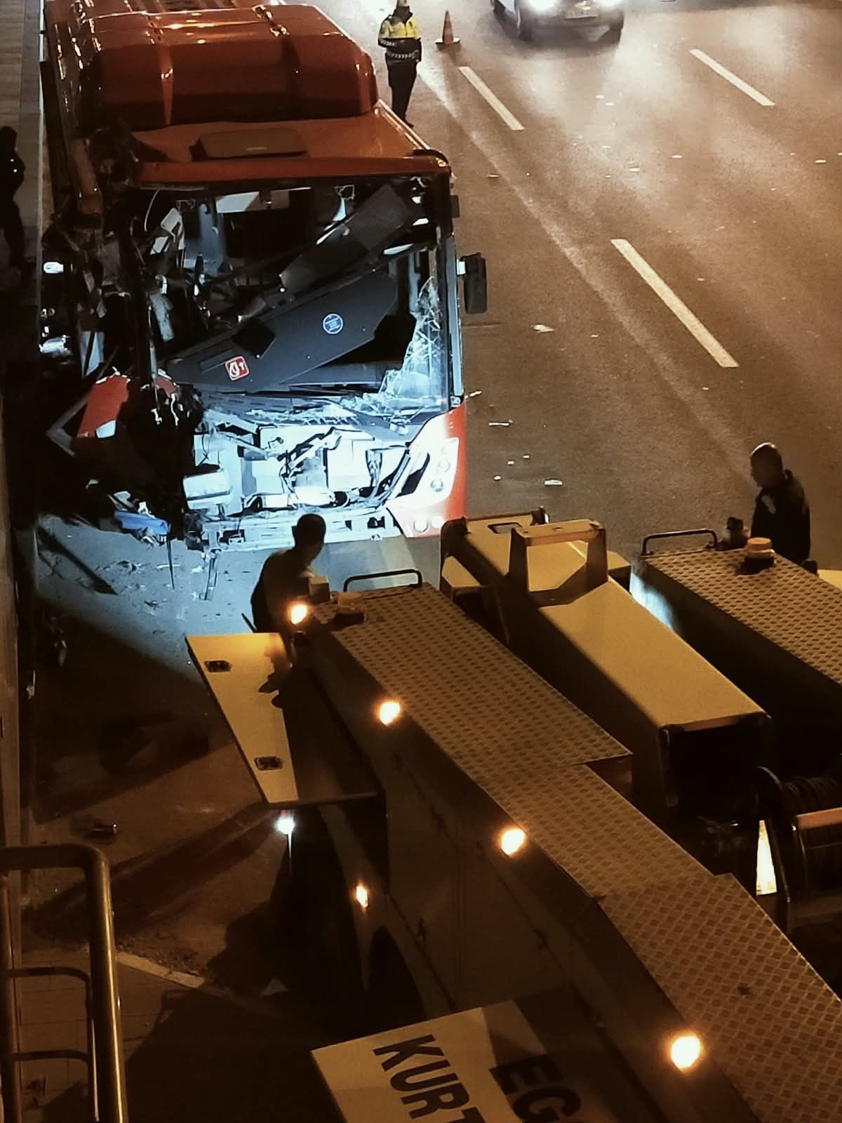 EGO Otobüsü Üst Geçit Asansörüne Çarptı: 24 Yaralı!